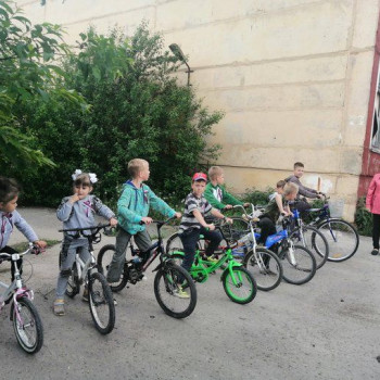Проект “Лето во дворах”. В рамках празднования Дня России прошёл детский велопробег “Россия – вперёд!”