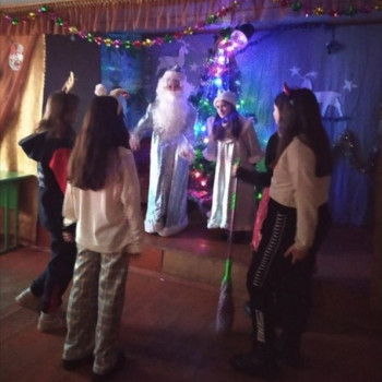 Новогодний танцевальный праздник для ребят от 10 до13 лет “Сияет ёлочка огнями”