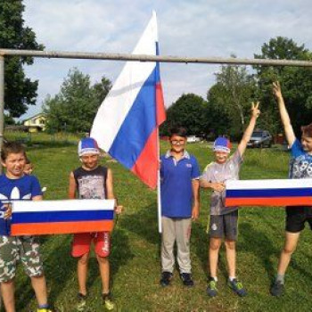 Программа “Я люблю свою страну”-мини футбол между игроками команд”Стрельцы”и “Ясногорск”,викторина “О моей России”, творческое дело “Цветик-симицветик”