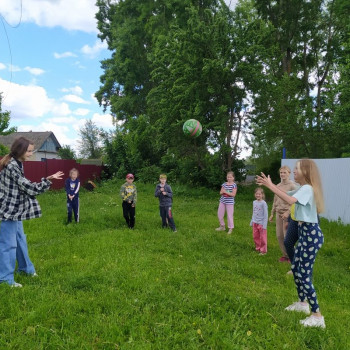 В рамках социально значимого проекта “Лето во дворах” игровая программа “Вот оно какое – наше лето”
