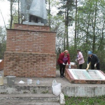 Субботник благоустройство территории памятника погибшим воинам в Великой Отечественной Войне.