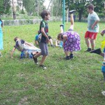 В рамках проекта “Лето во дворах” 18 июня совместная фольклорная игровая программа”Троицкие потешки”в пришкольном лагере Боровковской ООШ.